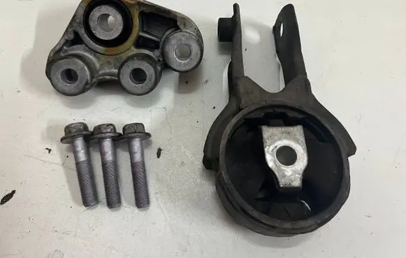 Mazda 2 Engine mounting bracket