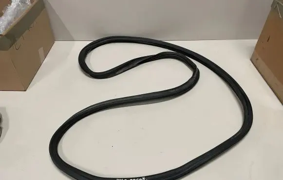 Volkswagen Polo V 6R Loading door rubber seal (on body) 