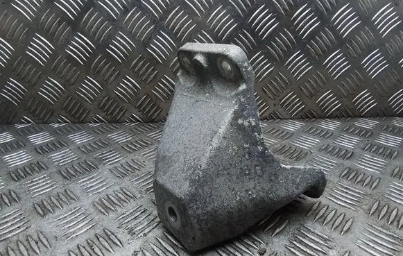Engine mounting bracket
