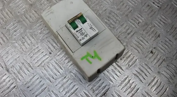 Volkswagen Transporter - Caravelle T4 Relay mounting block 