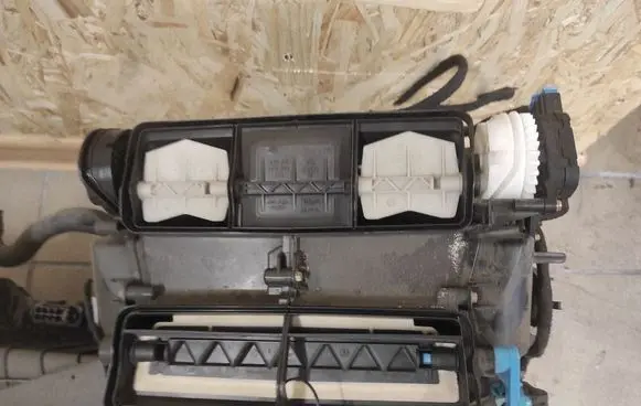 Volkswagen Touran I Interior heater climate box assembly 1T18200033GP