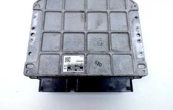 Toyota Avensis T270 Engine control unit/module 8966105D30 MB2759000181