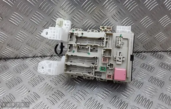 Toyota Avensis T270 Fuse module 8273005150c