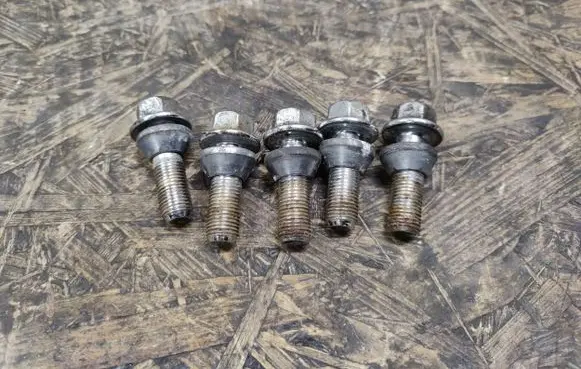 Volvo XC60 Nuts/bolts 