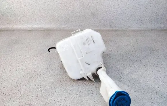 Windshield washer fluid reservoir/tank