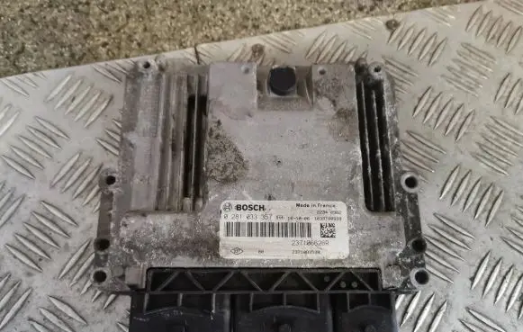 Opel Vivaro Engine control unit/module 237106626R