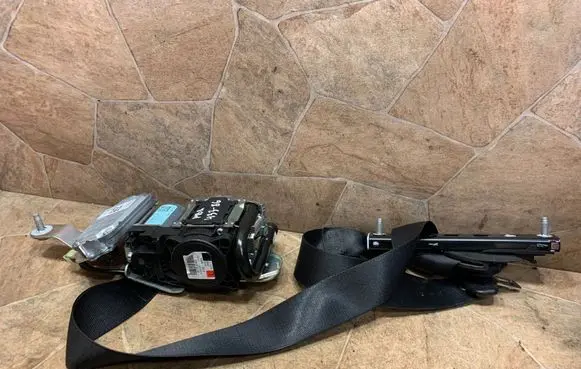 Mercedes-Benz CLS C218 X218 Front seatbelt 617112100