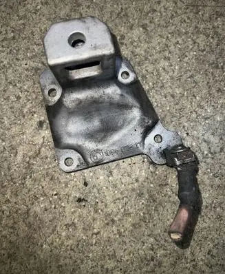 BMW 5 E39 Engine mounting bracket 1096076