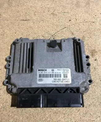 KIA Ceed Engine control unit/module 391022A711 1039S26537 0281015437