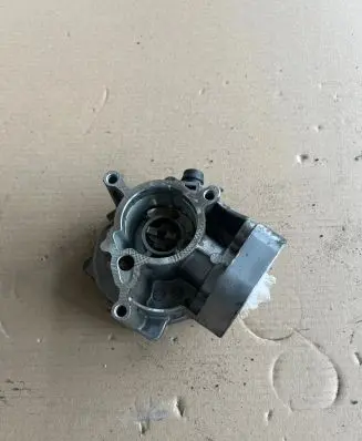 Volkswagen Golf VII Vacuum pump 06L145100E 110515