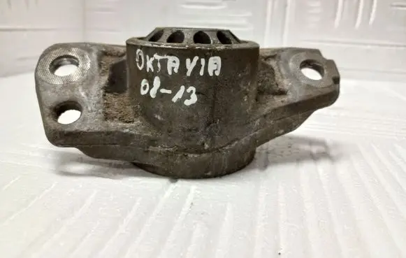 Skoda Octavia Mk2 (1Z) Front shock absorber mounting bracket 3C0513353