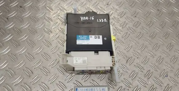 Toyota Yaris Fuse module 892210D470 8273052K40