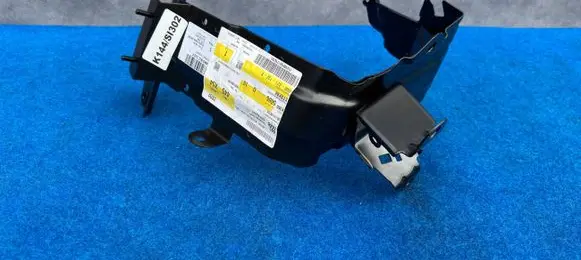 Audi Q7 4M Fender mounting bracket 4M0821132F