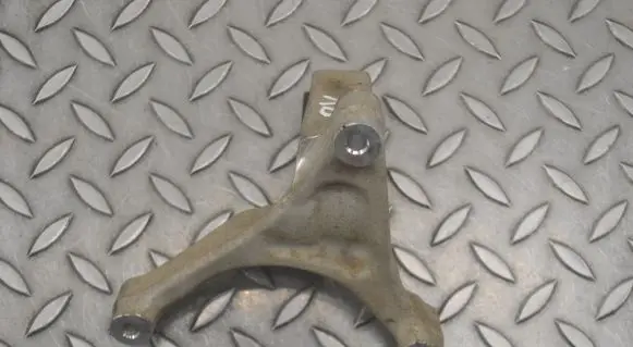 Engine mounting bracket