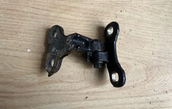 Volvo V50 Front door lower hinge 