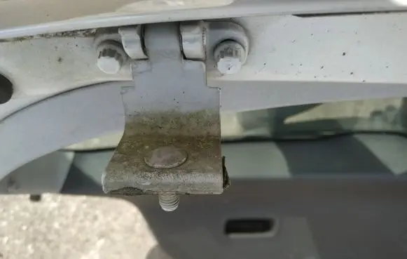 Volkswagen Polo Tailgate/trunk/boot hinge