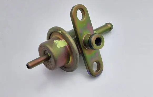 Suzuki Liana Fuel pressure regulator