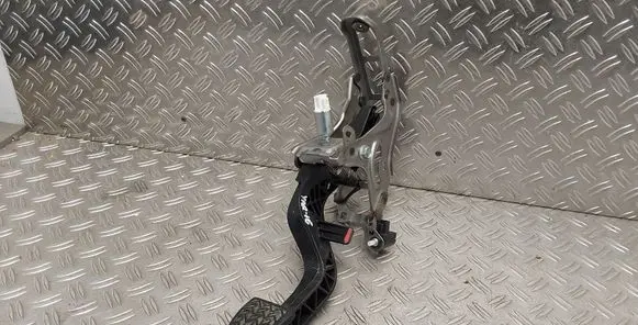 Toyota Yaris Clutch pedal 
