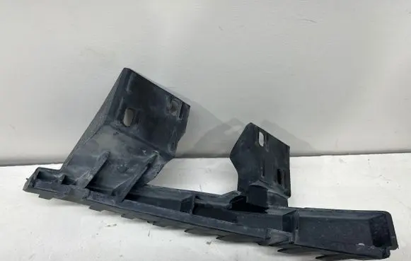 Audi Q7 4L Front bumper mounting bracket 4L0807333A