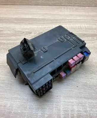 Nissan X-Trail T30 Fuse module 24382BV015 71545078