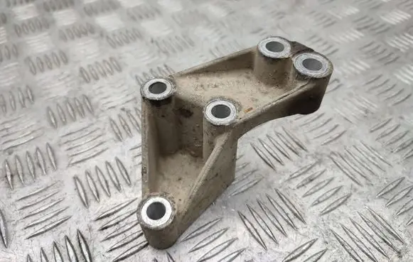 Suzuki SX4 Engine mounting bracket