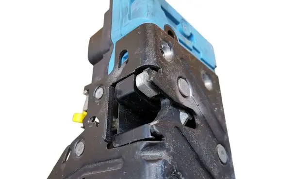 Volvo V70 Front door lock 30663042