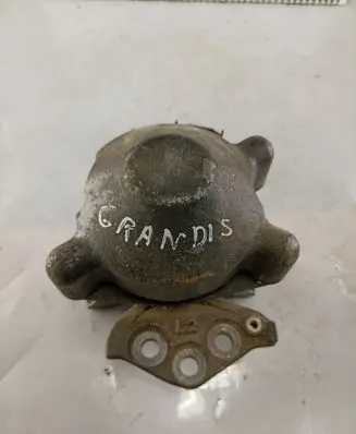 Mitsubishi Grandis Engine mount bracket