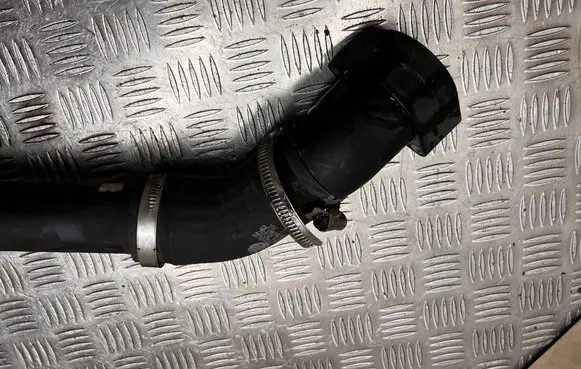 Volkswagen Jetta VI Coolant pipe/hose 04L145710