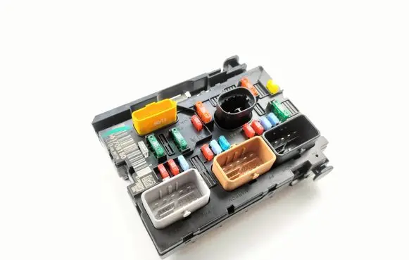 Peugeot 207 Fuse module 9661708180