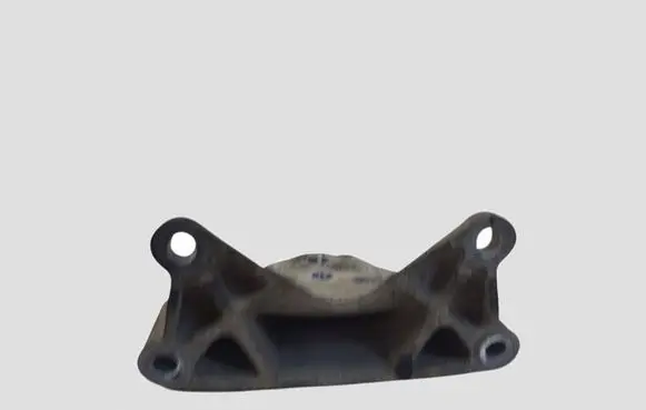 Volkswagen Touareg I Engine mounting bracket 7L6399649E