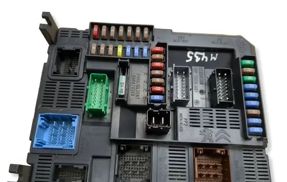 Peugeot 308 Fuse module E1111754 9807054180