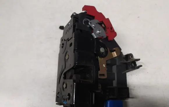 Volkswagen Golf V Front door lock 3D2837015
