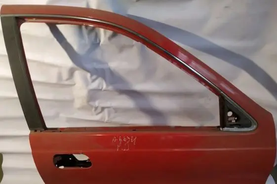 Hyundai Lantra I Front door raudonos