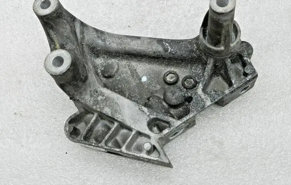 Volkswagen Tiguan Engine mounting bracket 04L199207