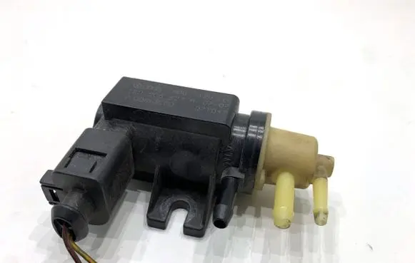 Volkswagen Golf V Fuel pressure regulator 1K0906627A