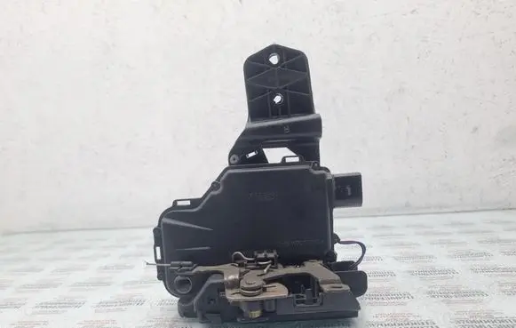 Volkswagen PASSAT B5 Front door lock 3B1837016A 3B0837868