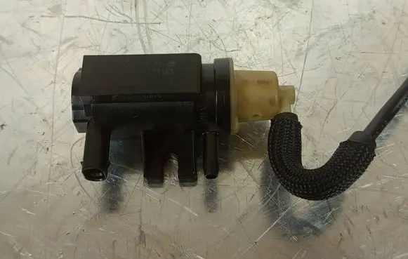 Mercedes-Benz C W204 Turbo solenoid valve A0091533128 70078208 13T123