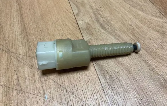 Volkswagen PASSAT B5 Brake pedal sensor switch 4A0945515A