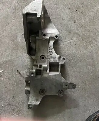 Volkswagen PASSAT B7 Generator/alternator bracket 03L903143K