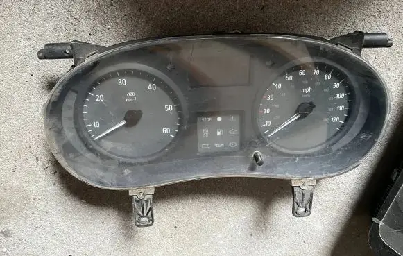 Opel Vivaro Speedometer (instrument cluster) P8200390136 216788847 NS8152918U