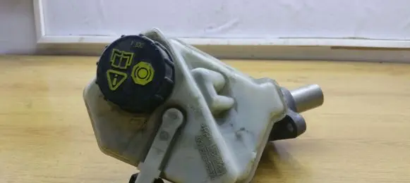Volvo S60 Master brake cylinder 03350885561 03350885571