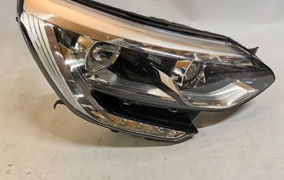 Renault Megane IV Headlight/headlamp 260102555R