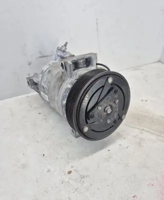 Volvo XC40 Air conditioning (A/C) compressor (pump) 32260849