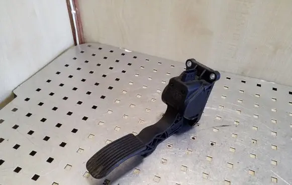 Mercedes-Benz Sprinter W906 Accelerator throttle pedal A9063000304 0280755025
