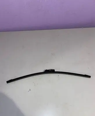 Rear wiper blade arm