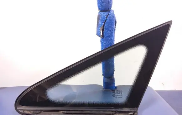 Opel Zafira B Front door vent window glass four-door 