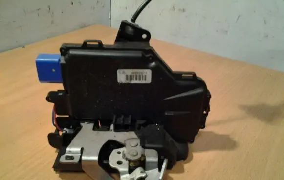Audi A8 S8 D3 4E Rear door lock 4E0839015