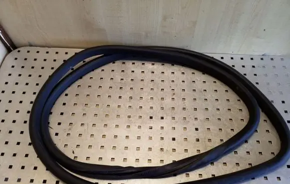 Volkswagen Tiguan Front door rubber seal 5N0867911