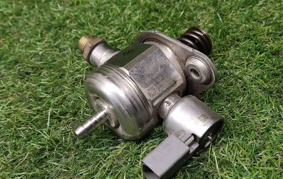 Volkswagen Tiguan Vacuum pump 06H127025M 2000802009 0261520070