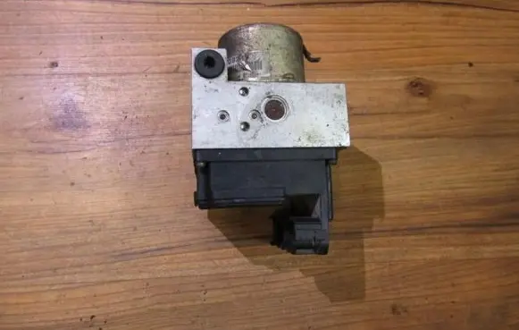 Nissan X-Trail T30 ABS Pump h27250141 jc28060561